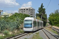 Stadtbahn Cagliari Tram Skoda 06T Elektra fährt in die Ausweiche Genneruxi ein