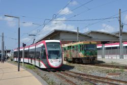 Stadtbahn Cagliari Tram CAF Urbos 3 im Bahnhof San Gottardo mit Dieseltriebwagen der Schmalspurbahn nach Isili