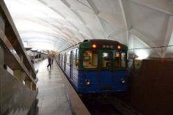 U-Bahn Charkiw Kharkiv Metro in der Station Zavod Imeni Malysheva / Харков метро зтанция Завод імені Малишева