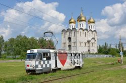 Straßenbahn Charkiw Tram CKD Tatra T3SU mit orthodoxer Kirche