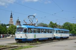Straßenbahn Charkiw Tram CKD Tatra T3A aus Riga mit Kirchturm an der Haltestelle Majdan Serhiyivskyj/ майдан Сергіївський
