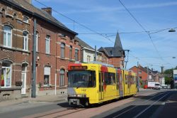 Metro Charleroi Straßenbahn M3 nach Gosselies an der Haltestelle Saint-Antoine