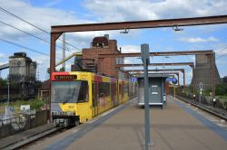 Metro Charleroi Stadtbahn in der Hochbahnstation Providence im Industriegebet mit Fabriken