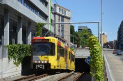 Metro Charleroi Stadtbahn mit Tunnelportal nahe der Haltestele Tirou
