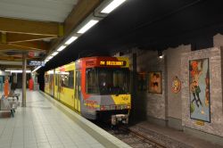 Metro Charleroi Stadtbahn in der Tunnelhaltestelle Janson mit Comics