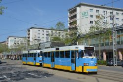 Straßenbahn Chemnitz Tram CKD Tatra T3D in der Straße der Nationen vor der Haltestelle Roter Turm mit Plattenbauten