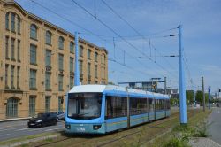 Straßenbahn Chemnitz Tram Variobahn vor der Haltestelle Industriemuseum mit alter Fabrik