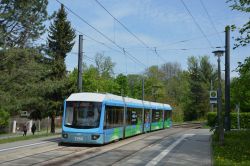 Straßenbahn Chemnitz Tram Variobahn im Grünen an der Haltestelle Arthur-Strobel-Straße mit DDR-Straßenlaterne und Park