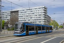 Straßenbahn Chemnitz Tram Skoda ForCity Classic 35T vor Plattenbauten und Denkmal von Karl Marx vor der Haltestelle Roter Turm
