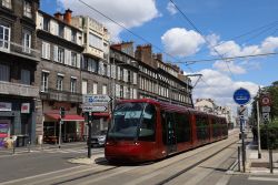 Straßenbahn Tram Clermont-Ferrand Translohr STE 4 in der Altstadt nahe der Haltestelle Hotel de Ville