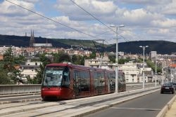 Straßenbahn Tram Clermont-Ferrand Translohr STE 4 mit Innenstadt und Kirche auf der Brücke zwischen Universites und St Jacques Dolet
