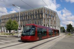 Straßenbahn Tram Clermont-Ferrand Translohr STE 4 am modernen Kunstmuseum Musee d’Art Roger Quilliot