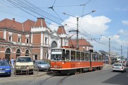 Tram Cluj-Napoca Rumänien Straßenbahn CKD Tatra KT4D aus Berlin vor dem Bahnhofsgebäude