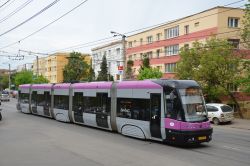 Tram Cluj-Napoca Rumänien Straßenbahn Pesa Swing mit Plattenbauten nahe Clabucet