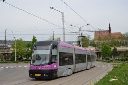Tram Cluj-Napoca Rumänien Straßenbahn Pesa Swing mit Kirchturm bei der Haltestelle Grigore Alexandrescu