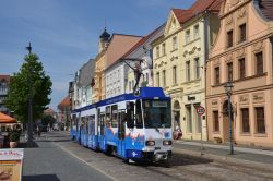 Straßenbahn Cottbus Tram CKD Tatra KT4D KTNF6 mit Vollwerbung am Altmarkt in Cottbusser Innenstadt