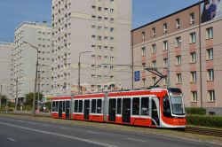 Straßenbahn Tschenstochau Czestochowa Tram Pesa Twist mit Plattenbauten bei der Station Politechnika