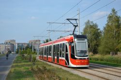 Straßenbahn Tschenstochau Czestochowa Tram Pesa Twist neben einem Waldstück auf der Außenstrecke nach Rakow