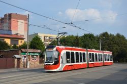 Straßenbahn Tschenstochau Czestochowa Tram Pesa Twist mit altem Kiosk vor der Station Orkana - szkola