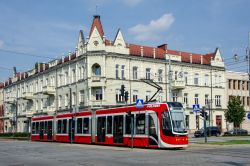 Straßenbahn Tschenstochau Czestochowa Tram Pesa Twist in der Innenstadt vor alten Stadthäusern