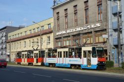 Straßenbahn Tschenstochau Czestochowa Tram Konstal 105Na in der Innenstadt mit Dom Rzemiosla bei der Station Jasnogorska