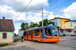 Straßenbahn UKWS УКВЗ 71-623-02 Tram Daugavpils Lettland vor der Haltestelle Iespēju vidusskola