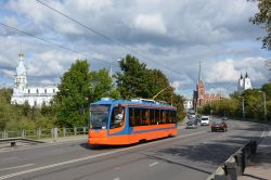 Straßenbahn UKWS УКВЗ 71-623-02 Tram Daugavpils Lettland mit Kirchtürmen hinter der Station Baznicu kalns