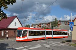 Straßenbahn UKWS УКВЗ 71-631 KTM-31 Tram Daugavpils Lettland im Wohngebiet an der Station 13 Vidusskola