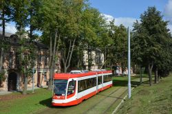 Straßenbahn UKWS УКВЗ 71-631 KTM-31 Tram Daugavpils Lettland auf dem Rasengleisabschnitt nahe der Haltestelle Cietoksna iela