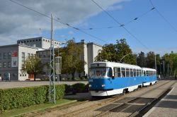 Straßenbahn CKD Tatra T3 Tram Daugavpils Lettland aus Schwerin an der Station Vienibas nams in der Innenstadt