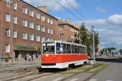 Straßenbahn UKWS УКВЗ 71-605А KTM-5 Tram Daugavpils Lettland in der Innenstadt bei der Station Tirgus
