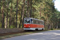 Straßenbahn UKWS УКВЗ 71-605А KTM-5 Tram Daugavpils Lettland im Wald auf der Strecke Richtung Stropu ezers