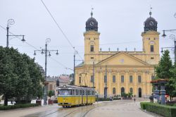 Straßenbahn Debrezin Debrecen Tram Bengali CSM-4 und Große Reformierte Kirche in der Altstadt von Debrezin