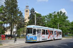 Straßenbahn Debrezin Debrecen Tram GANZ KCSV6 mit Kirchturm an der Station Egyetem