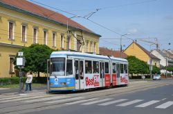 Straßenbahn Debrezin Debrecen Tram GANZ KCSV6 mit historischem Haltestellenschild an der Station Honved utca