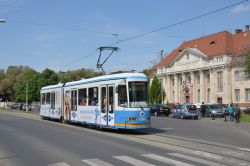 Straßenbahn Debrezin Debrecen Tram GANZ KCSV6 an der Universität mit historischem Gebaüde an der Station Klinikak