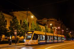 Straßenbahn Debrezin Debrecen Tram CAF Urbos 3 Nachtaufnahme in der Altstadt an der Station Varoshaza