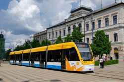 Straßenbahn Debrezin Debrecen Tram CAF Urbos 3 in der Fußgängerzone vor Altbauten an der Station Varoshaza