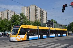 Straßenbahn Debrezin Debrecen Tram CAF Urbos 3 mit Plattenbauten bei der Station Nador utca