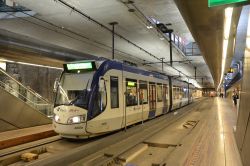 Stadtbahn Den Haag Tram RandstadRail Alstom RegioCitadis im Tramtunnel unter Innenstadt von Den Haag in der Haltestelle Spui