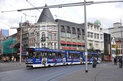 Straßenbahn Den Haag Tram GTL8 mit Vollwerbung in der Altstadt