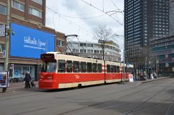 Straßenbahn Den Haag Tram GTL8 modernisiert in der Innenstadt bei der Station Hollands Spoor