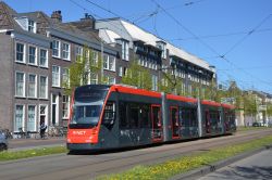 Straßenbahn Den Haag Tram Siemens Avenio R-net in der Innenstadt bei der Station MCH Westeinde