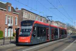Straßenbahn Den Haag Tram Siemens Avenio R-net mit holländischen Häusern an der Station Stuyvesantstraat