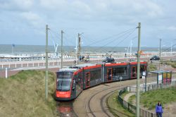 Straßenbahn Den Haag Tram Siemens Avenio R-net am Strand von Scheveningen an der Nordsee mit Dünen an der Endstation der Linie 11