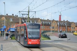 Straßenbahn Den Haag Tram Siemens Avenio R-net als Linie 11 in Scheveningen mit Leuchtturm
