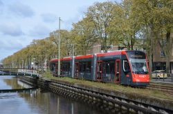 Straßenbahn Den Haag Tram Siemens Avenio R-net mit Kanal nahe der Haltestelle Nieuwendamlaan