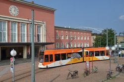 Straßenbahn Dessau Tram Bombardier Flexity Classic vor dem Bahnhof Dessau