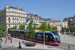Straßenbahn Alstom Citadis 302 Tram Dijon Frankreich in der Altstadt mit Triumphbogen