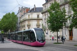 Straßenbahn Alstom Citadis 302 Tram Dijon Frankreich an der Haltestelle Godrans in der Innenstadt von Dijon